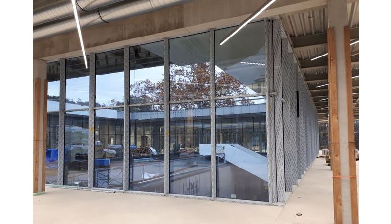 Blick aus dem Inneren des künftigen Learning Center in Richtung Außentreppe und Lichthof 