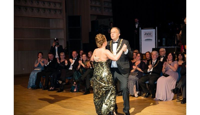 JKU-Rektor Meinhard Lukas schwingt mit seiner Frau Astrid das Tanzbein