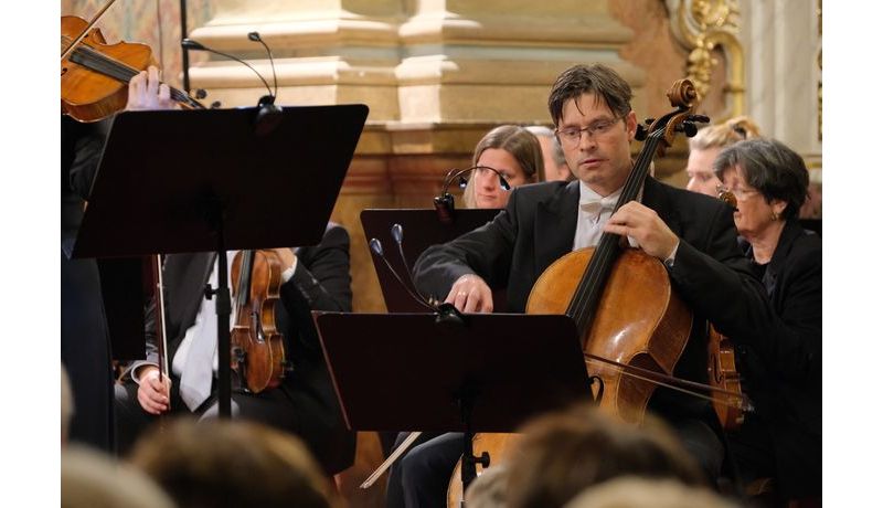Cellist Bertin Christelbauer während des Spielens