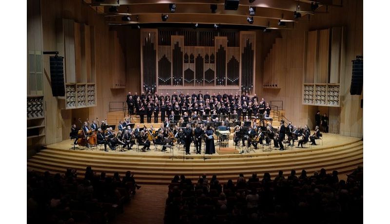 Blick vom Balkon im großen Saal des Brucknerhauses auf das Uniorchester auf der Bühne