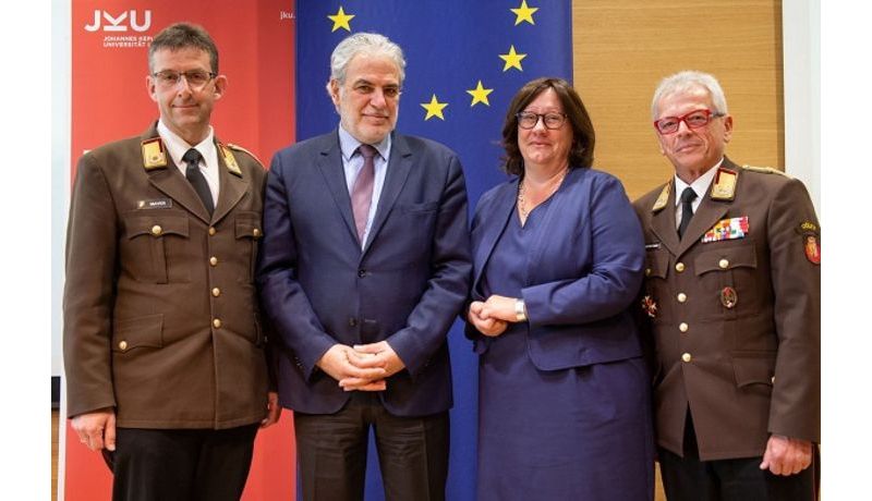 Vier personen vor der EU flagge