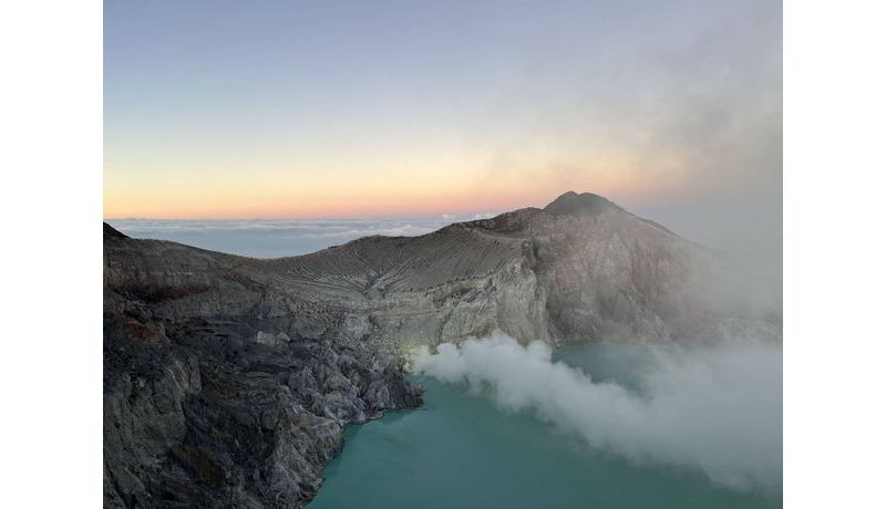Schwefeldämpfe des Vulkanerwachens (Ijen Volcano, Indonesien)
