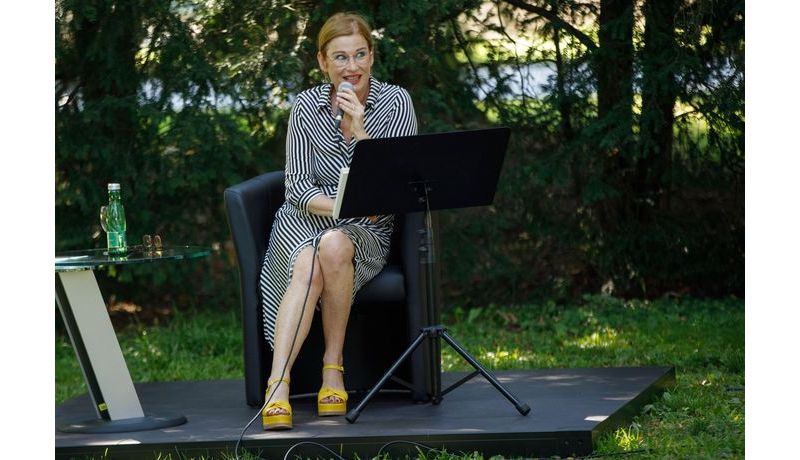 Schauspielerin Dörte Lyssewski las im Schlosspark der JKU aus Erich Kästners "Der 35. Mai oder Konrad reist in die Südsee".