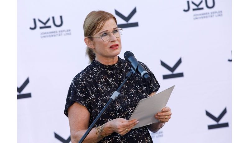  Actress Dörte Lyssewski not only read for young and old alike, but also performed texts during the evening. 