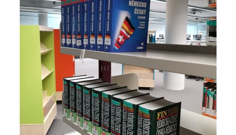 Regale mit fremdsprachiger Literatur in der Hauptbibliothek der JKU