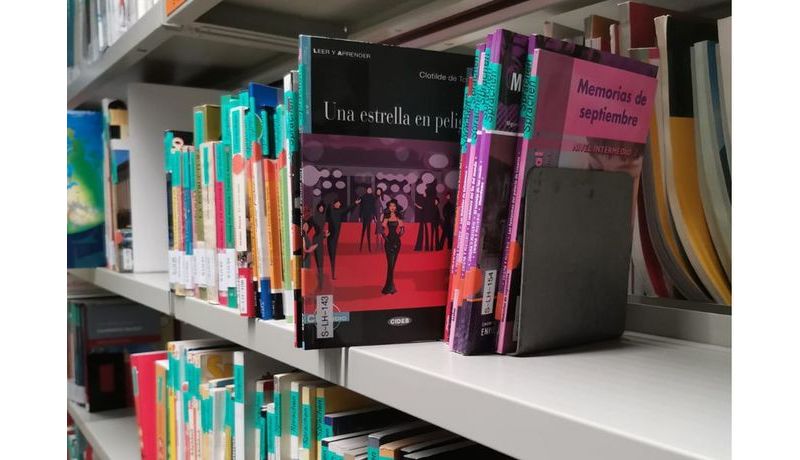 Regale mit fremdsprachiger Literatur in der Hauptbibliothek der JKU