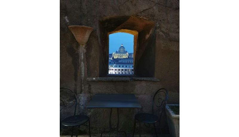Tisch am Petersdom (Rom, Italien)
