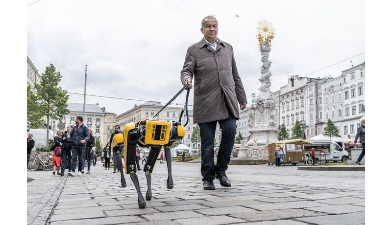 Spaziergang von Rektor Lukas mit Roboterhund " Spot" (2021)