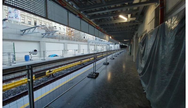 Wiener U-Bahnbau, Spezialführung mit Baustellenbesichtigung - Links im Bild sind eingezäuhnte Gleise, rechts ist eine Plane