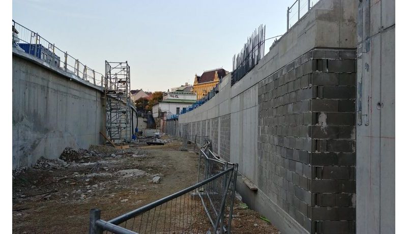 [Translate to Englisch:] Wiener U-Bahnbau, Spezialführung mit Baustellenbesichtigung - Eine große Baustelle. Links und rechts sind hohe Mauern