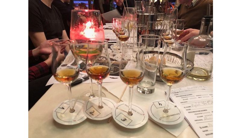Rum-Verkostung im SKYGARDEN - Vier Gläser mit Rum stehen in einer Reihe