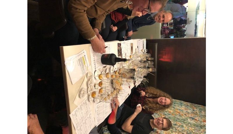 Rum-Verkostung im SKYGARDEN - Eine Dame und drei Herren sitzen an einem Tisch mit Getränken