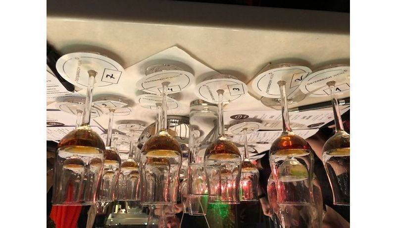 Rum-Verkostung im SKYGARDEN - Rumgläser stehen aufgereiht auf einem Tisch