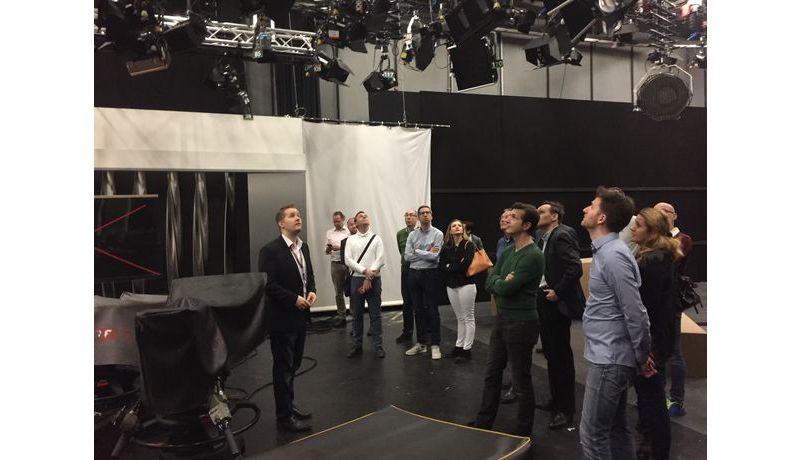 ORF-Backstage - JKU Alumni sehen sich interessiert das Studio an