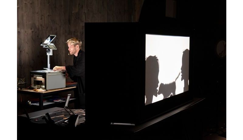 Andreas Pfaffenberger at the shadow theater performance; Photo credit: JKU