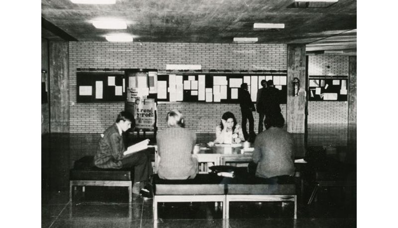 Studierende vor dem Hörsaal 1, irgendwann in den 1970ern. Credit: Dorninger