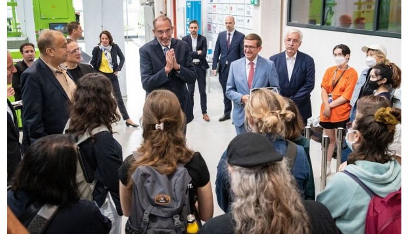 Federal Minister Heinz Faßmann speaks with students