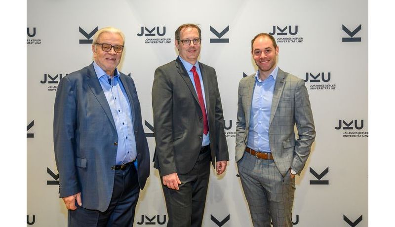 von links: JKU Alumni Club Ehrenpräsident Gerhard Stürmer, JKU Vizerektor Stefan Koch, JKU Alumni Club Geschäftsführer Florian Mayer