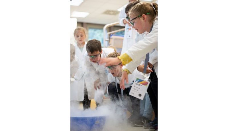 Chemische Experimente im JKU Open Lab bei den JKU Science Holidays 2020.