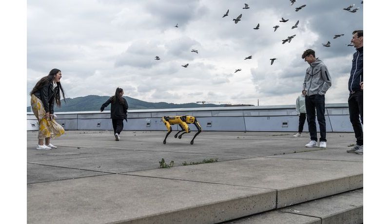 Eindrücke vom "Linzer Spaziergang" von Rektor Lukas und Roboterhund Spot.