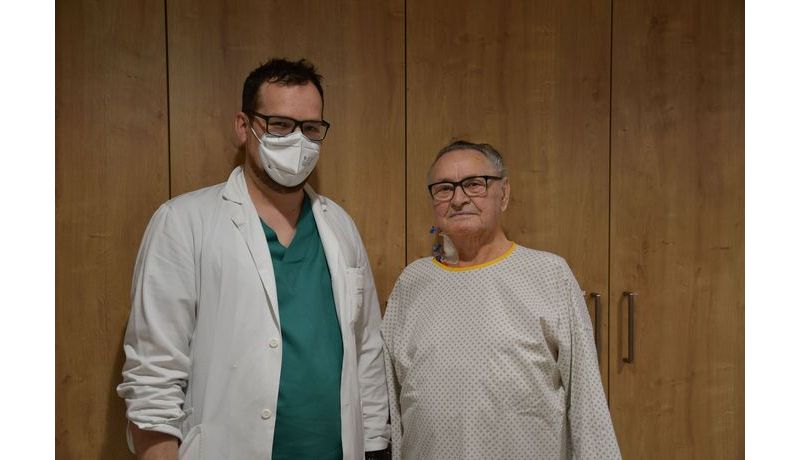 Dr. Bruno Schachner und Patient Herr Poiss am 2. postoperativen Tag auf der Normalstation.