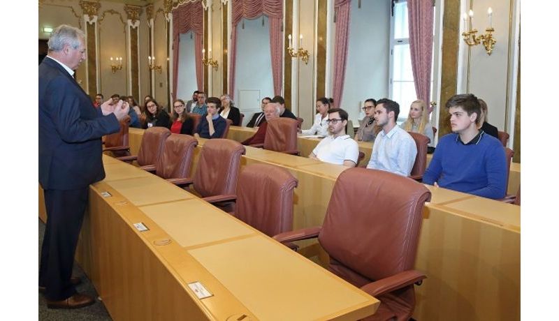 Platz nehmen auf den Sitzen der Abgeordneten – die Regierungsbank (erste Reihe) blieb leer. Landtagspräsident Sigl erzählte vom Alltag im Hohen Haus.