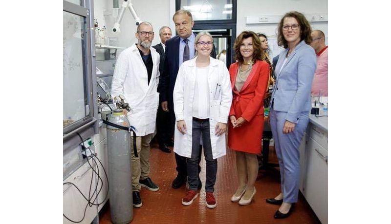 Lab visit of the Federal Chancellor of Austria Dr.in Brigitte Bierlein and Federal Minister of Education, Science and Research Mag.a Dr.in Iris Eliisa Rauskala

(from right to left: Mag.a Dr.in Iris Eliisa Rauskala, Dr.in Brigitte Bierlein, Sabrina Gonglach MSc., Rektor Univ.-Prof. Dr. Meinhard Lukas)

Foto: Credit Bundeskanzleramt/Andy Wenzel