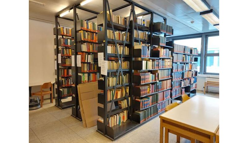 Fotos von der Übersiedlung der Fachbibliothek Physik in die Hauptbibliothek der JKU, Bücherregal