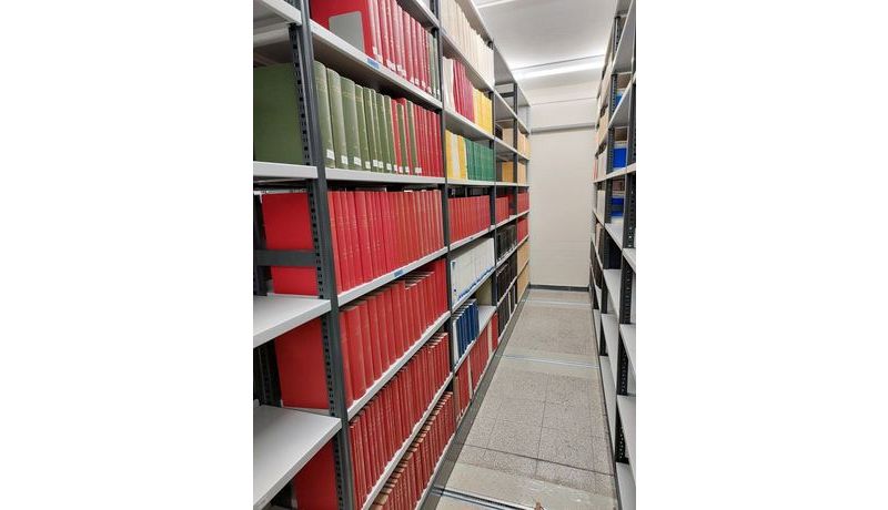 Fotos von der Übersiedlung der Fachbibliothek Physik in die Hauptbibliothek der JKU, Zeitschriftenregal