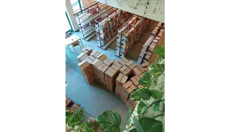 Fotos von der Übersiedlung der Fachbibliothek Physik in die Hauptbibliothek der JKU, Schachteln in der Hauptbibliothek