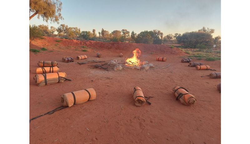 Outback-Nächte: Freundschaft, Sterne und Dingogeheule (Nahe Uluru, Australien)
