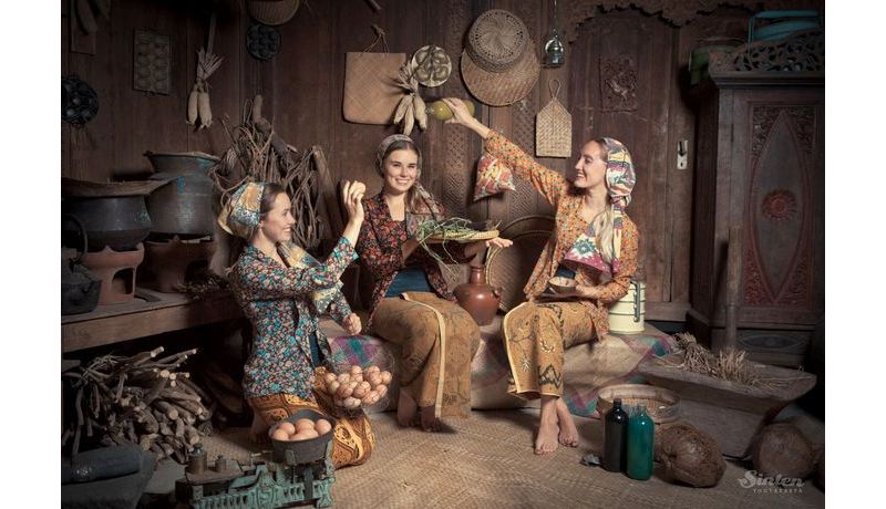 Fotoshooting in traditionell indonesischer Kleidung (Fotostudio Sinten, Yogyakarta, Indonesien)
