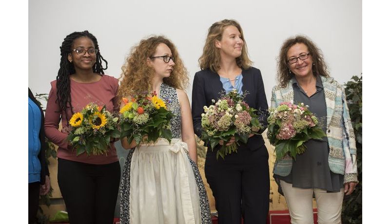 Preisträgerinnen mit Blumen