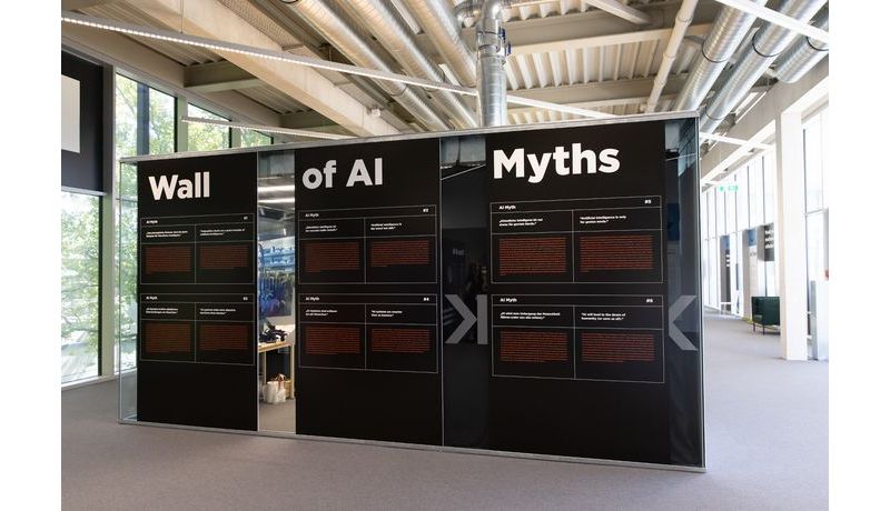 Ansicht der Beschilderungstafeln betitelt "Wall of AI Myths" in einem großen Raum 