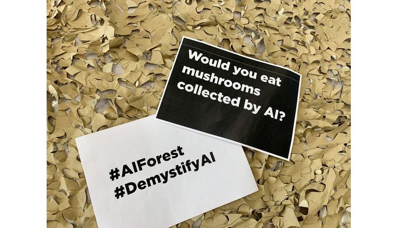 Zwei Zettel mit Hashtags zur Ausstellung: #AIForest und #DemystifyAI