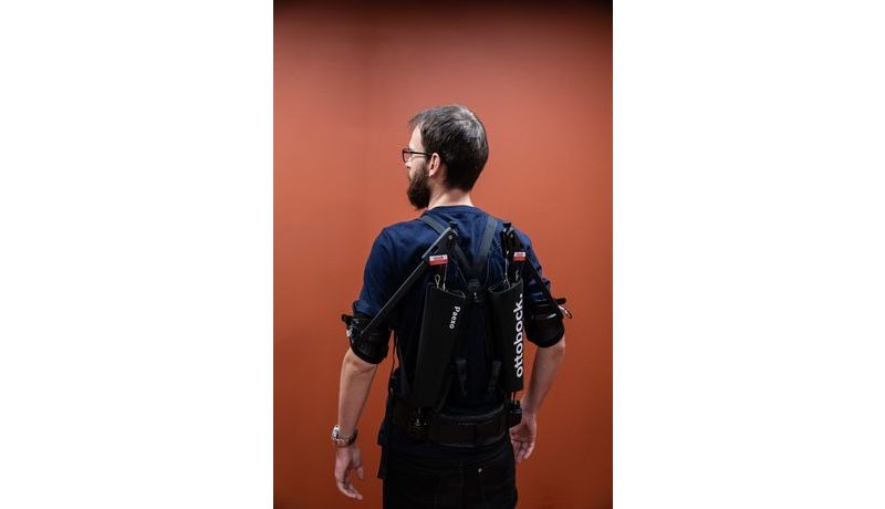 Rückenansicht eines Mannes mit dem schulterunterstützenden Exoskelett Paexo Shoulder von Ottobock