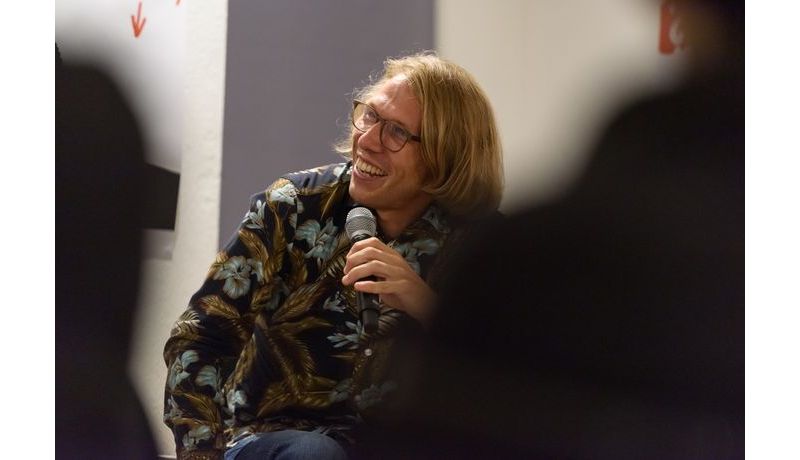 Felix Schobesberger, der als Blonder Engel Text und Musik zu "A Liadl, ans üwa KI" geschrieben hat, als Gesprächspartner der Diskussionsrunde