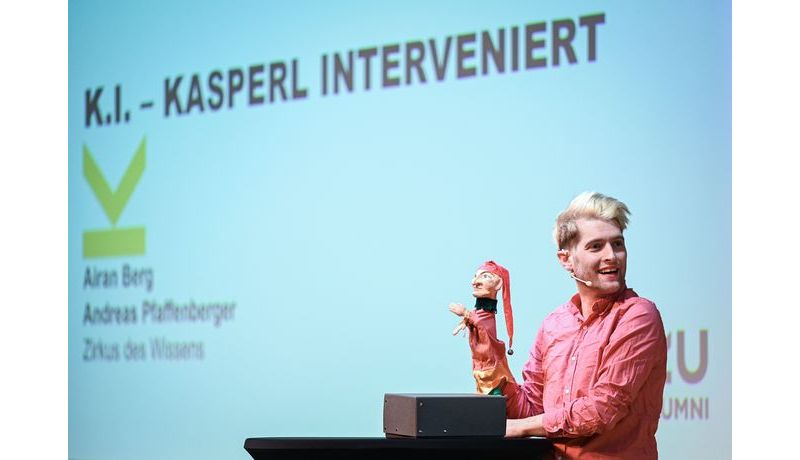 AI puppet and Andreas Pfaffenberger, Photo credit: JKU
