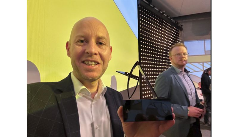 VR Alexander Freischläger holding the Bronze Austriacus Award