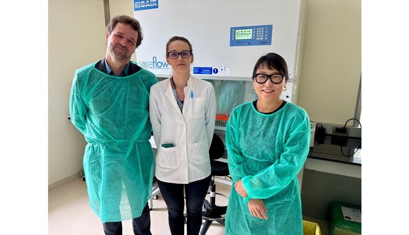 Andrei and Soyoung with Dr. Paula Postu (Regional Oncological Institute IRO) in the cell culture lab of IRO; Credit: JKU
