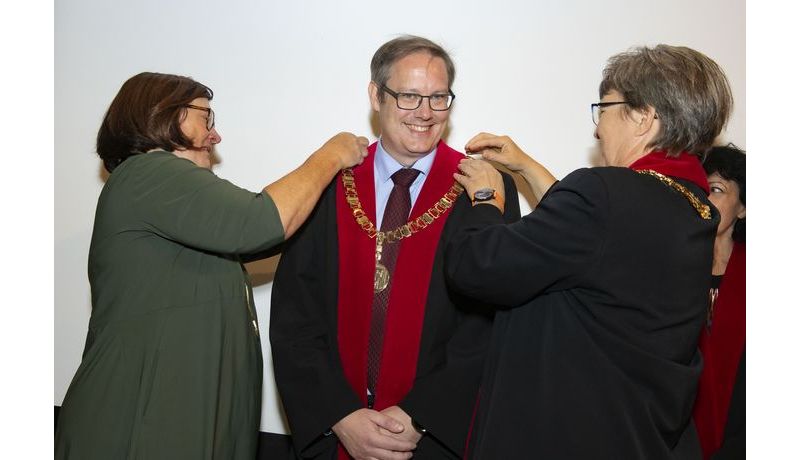 From left: Pabel, Koch, Rami handing over the Rector's Chain; Credit: JKU