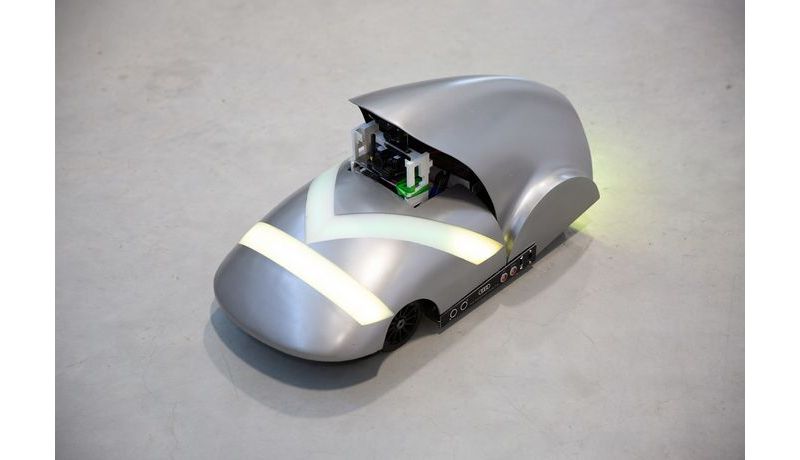 Roboterauto mit hellem Lichtsignal