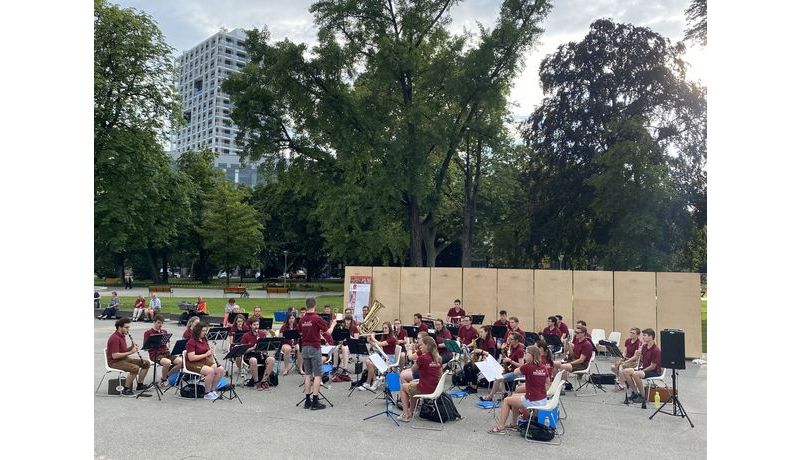 Das Orchester vor dem Musiktheater am Volksgarten