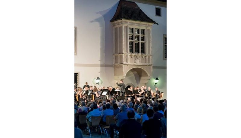 Das Kepler Blasorchester spielt im Burggarten Wels