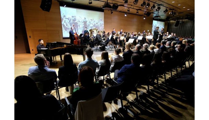 Das Kepler Blasorchester mit Publikum im Festsaal der JKU Linz