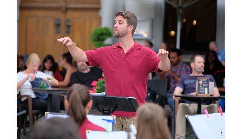 Christian Radner dirigiert das Orchester