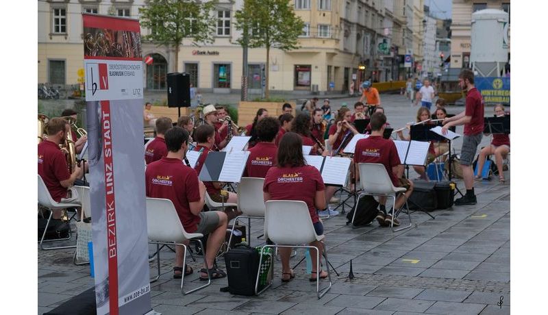 Das Orchester spielt am Hauptplatz Linz
