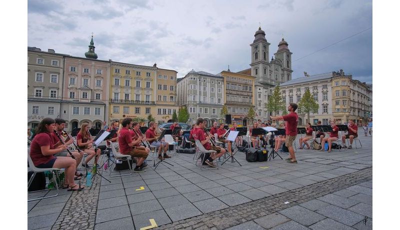 Das Orchester spielt am Hauptplatz Linz
