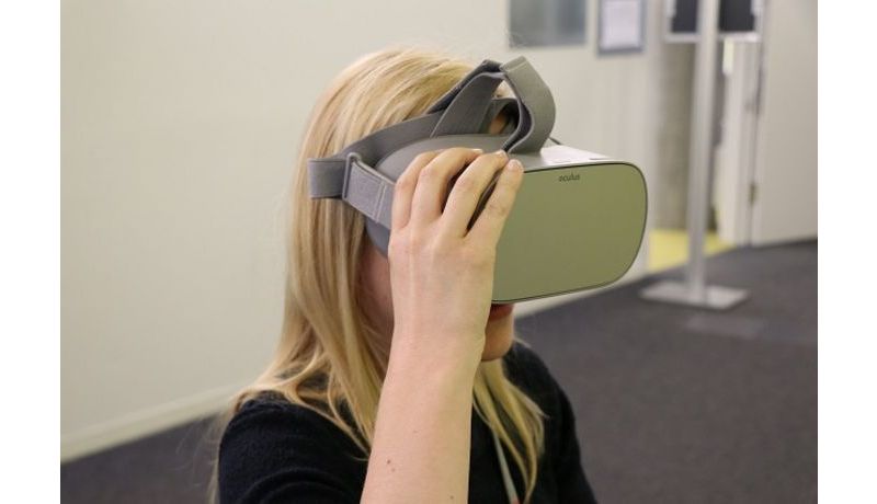 weibliche person die eine virtual reality brille aufgesetzt hat