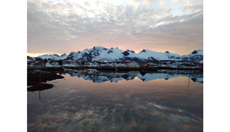 "Spiegelung im Fjord" (Lofoten, Norwegen)
